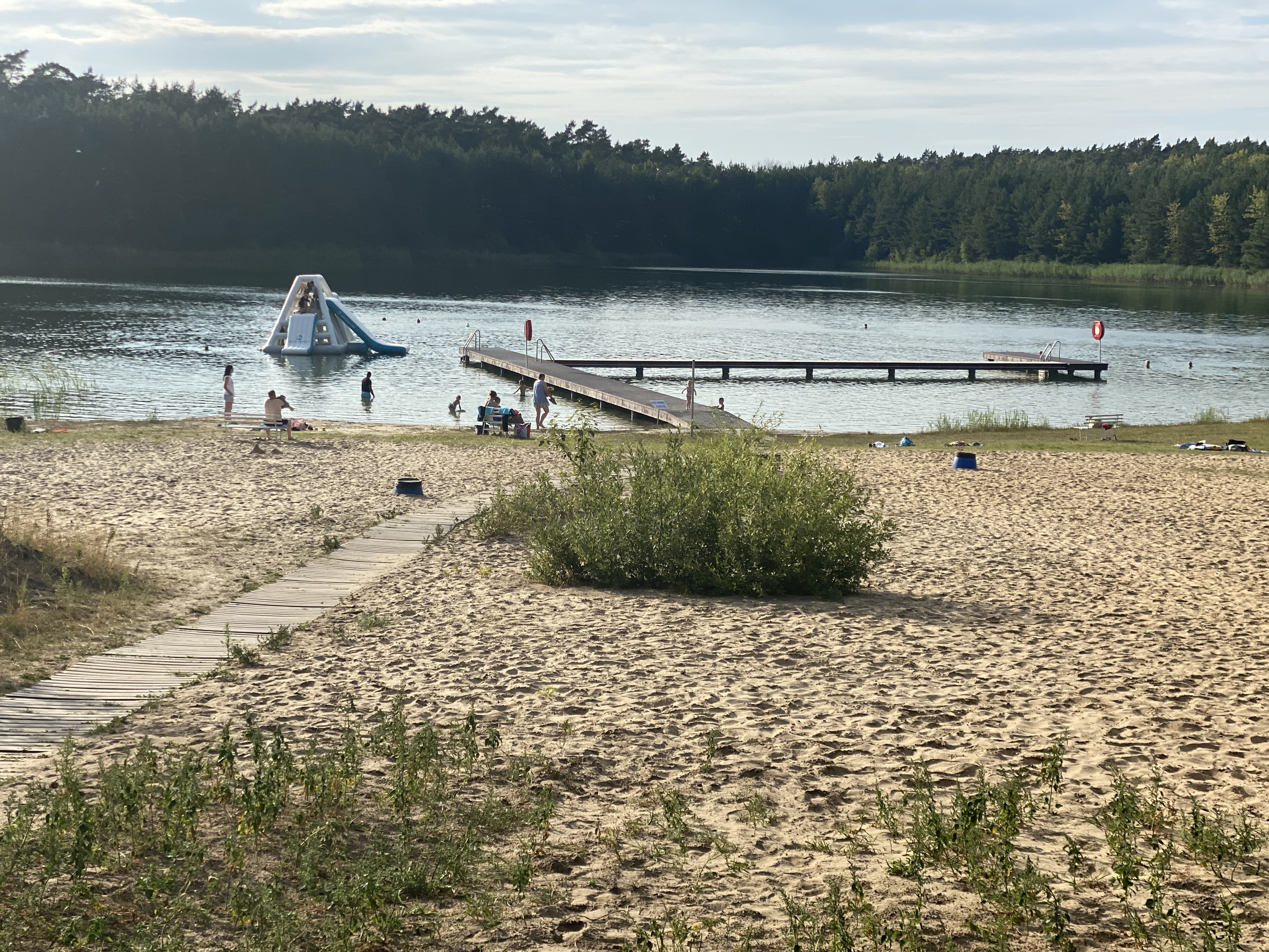 Wohnmobilstellplatz: Neuer Steg 70 m lang mit Rutsche - Campingplatz Silbersee Dreenkrögen Badesee