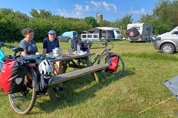 Wohnmobilstellplatz: Freunden mit den Fahrrad, Essen am Tisch  - Daler Camping