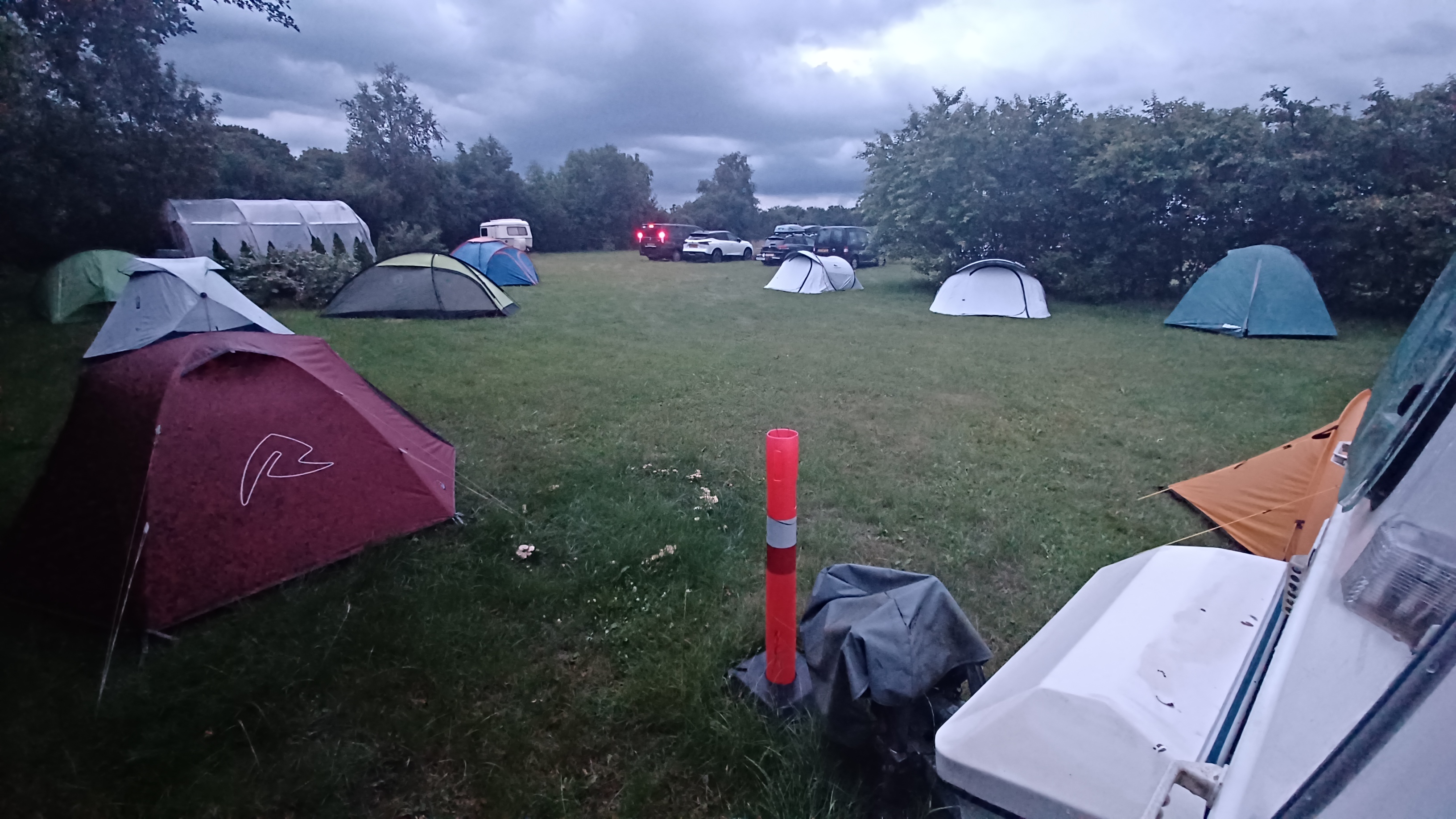 Wohnmobilstellplatz: Eine Gruppe von 11 Behinderte Menschen mit Zelten - Daler Camping