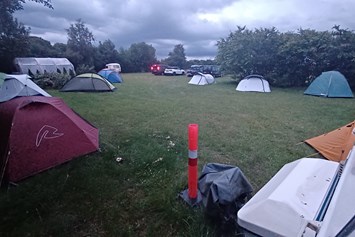 Wohnmobilstellplatz: Eine Gruppe von 11 Behinderte Menschen mit Zelten - Daler Camping