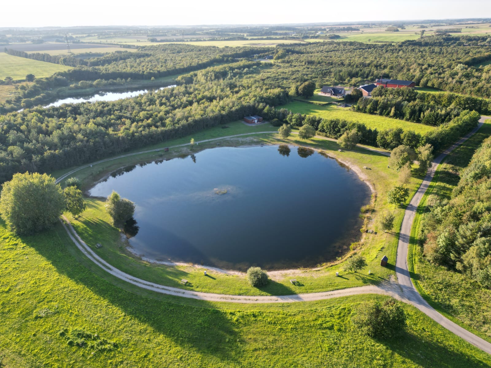 kampeerplaats voor campers - Kruså - Unser Camping und Angel Anlage liegt ca. Auf einer Fläche von ca. 62 Hektar, eine sehr rurige Anglage mit gute Möglichkeiten zum Forellen- oder Hechtangeln. 
Camping direkt am See möglich. - Rodekro Fiskepark