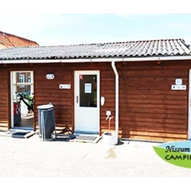 Wohnmobilstellplatz: Reception, kitchen and toilets with bathroom - Nissum Fjord Camping
