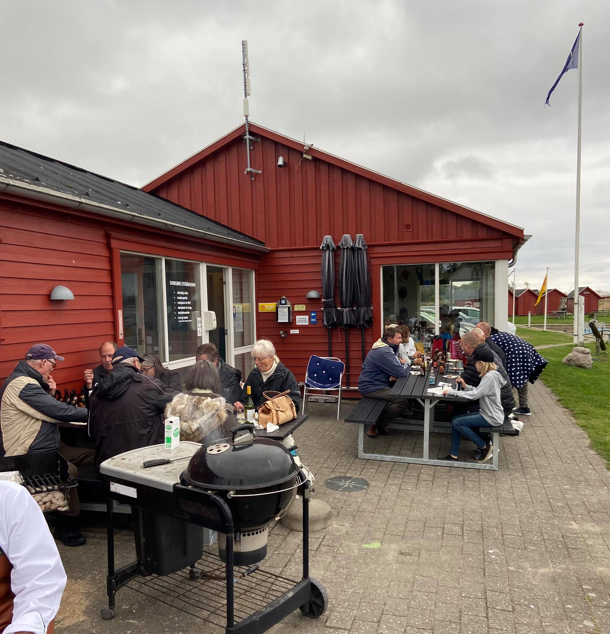 Reisemobilstellplatz - Art des Stellplatz: bei Marina - Dänemark - hyggeaften ved klubhus - Sundsøre Lystbådehavn