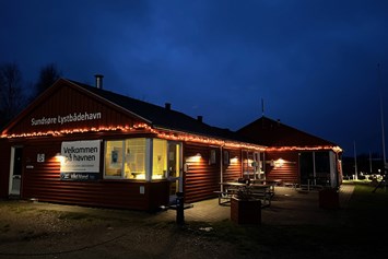 Wohnmobilstellplatz: Klubhus i vintertrim - Sundsøre Lystbådehavn