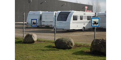 Posto auto camper - Wohnwagen erlaubt - Årup Sogn - Stellplätze vor Caravanhändler Tarup A/S - TARUP Campingcenter