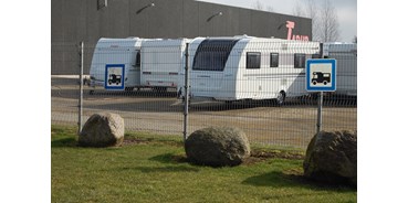 Reisemobilstellplatz - Hunde erlaubt: Hunde erlaubt - Dalby - Stellplätze vor Caravanhändler Tarup A/S - TARUP Campingcenter