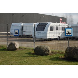 Wohnmobilstellplatz: Stellplätze vor Caravanhändler Tarup A/S - TARUP Campingcenter