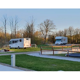 Wohnmobilstellplatz: Parken auf Schotter oder Gras
Parking on gravel or grass  - LOasen Vesterhede 