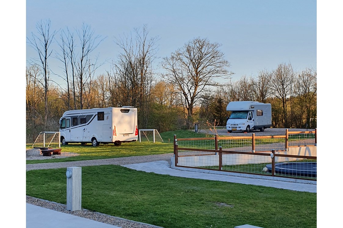 Wohnmobilstellplatz: Parken auf Schotter oder Gras - LOasen Vesterhede 