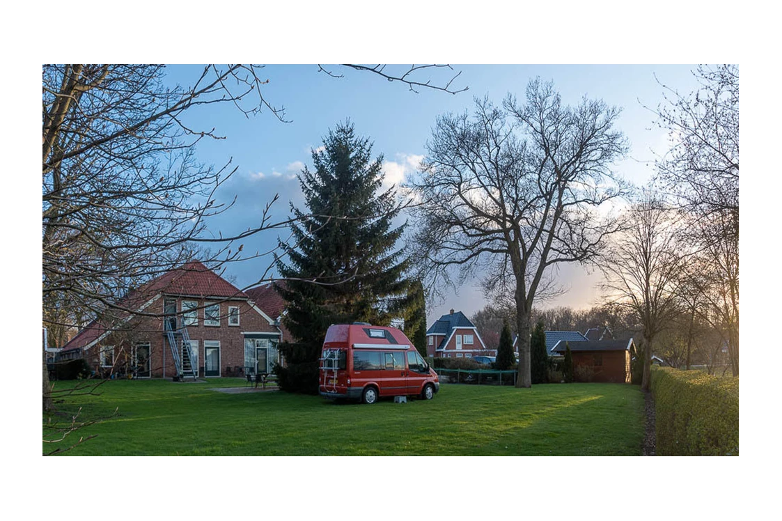 Wohnmobilstellplatz: Achteraanzicht Hotel waar de camping is. - Camping de Waalehof