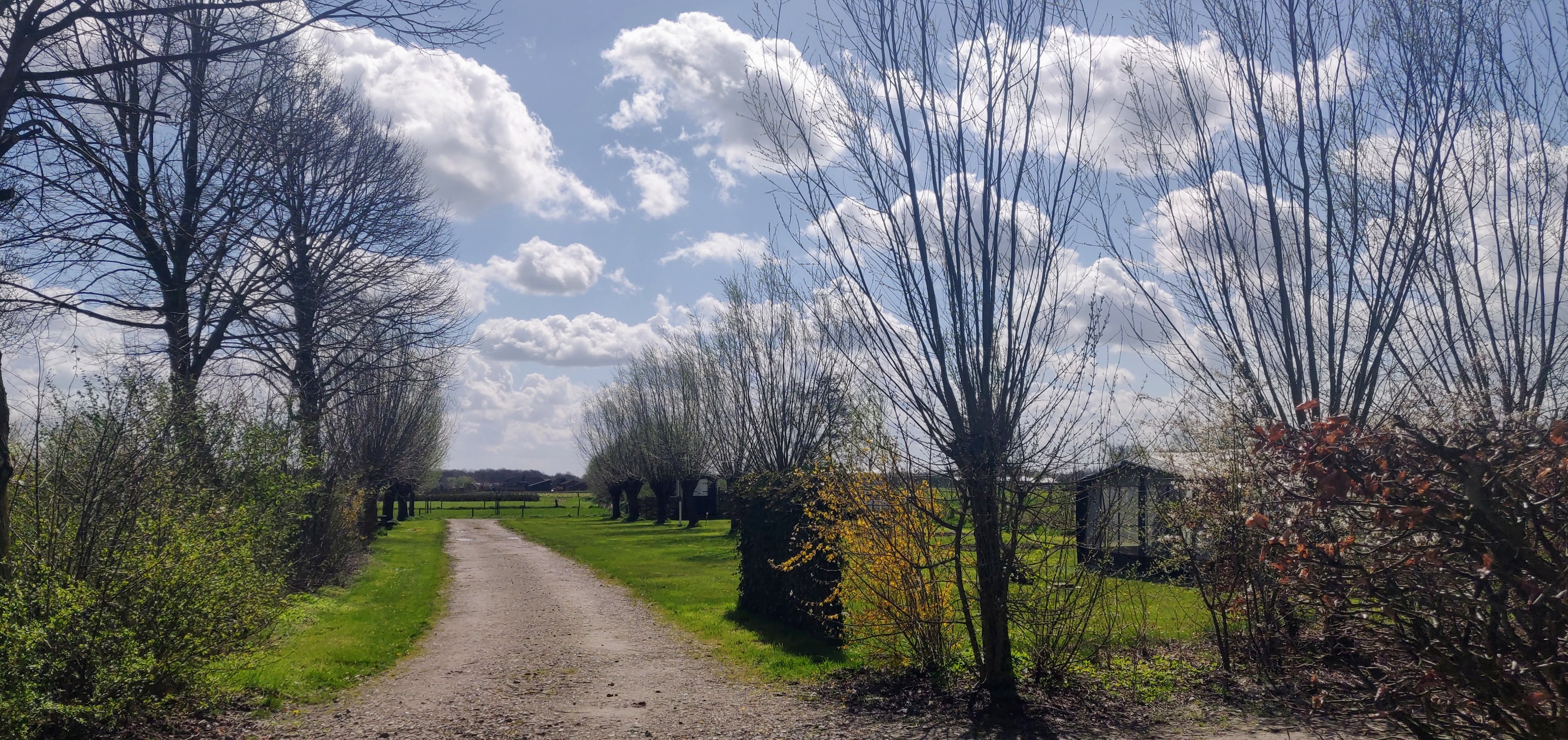 kampeerplaats voor campers - Almkerk - Entree camping richting verharde kampeerplaatsen - Boerderijcamping Hoeve de Mertel