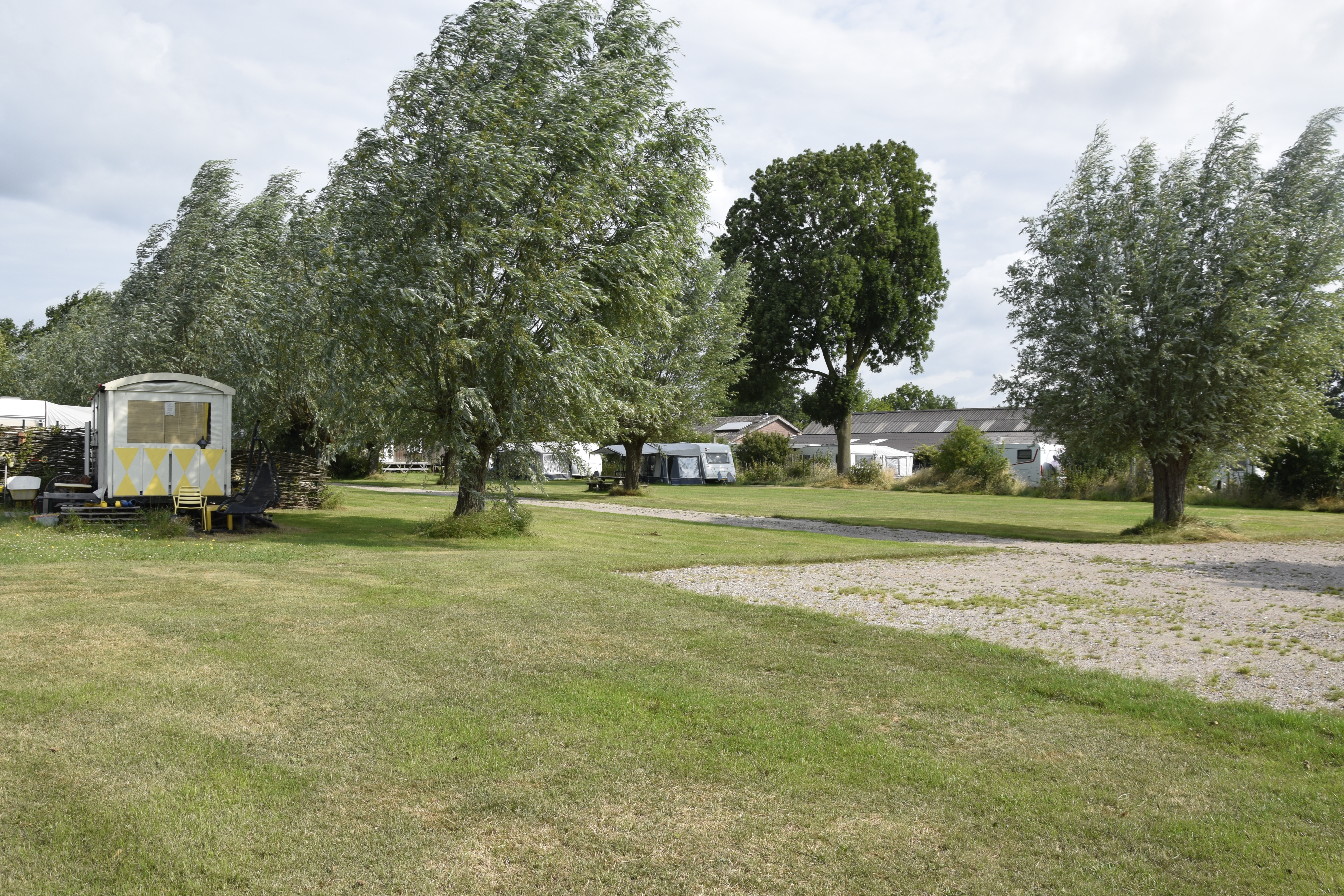 kampeerplaats voor campers - Almkerk - Mooie verharde plek, maar stap uit in het gras - Boerderijcamping Hoeve de Mertel