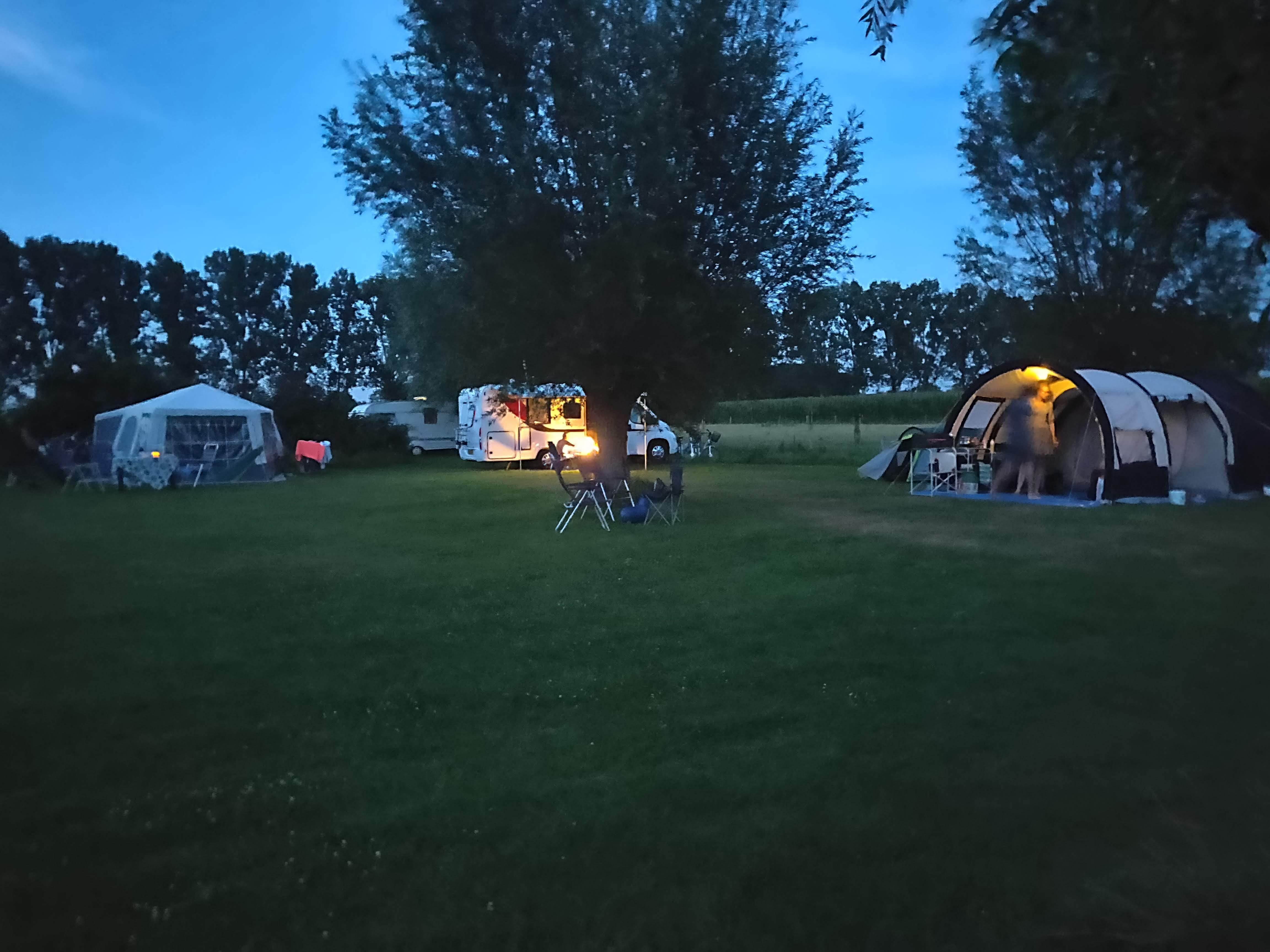 kampeerplaats voor campers - Almkerk - Heerlijk campinggevoel, of je nu met tent, caravan of camper komt. - Boerderijcamping Hoeve de Mertel