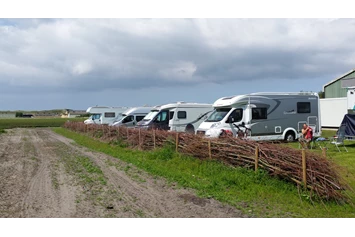 Wohnmobilstellplatz: Camping met op de achtergrond de duinen naar de Noordzee. - SVR Camping Mariahoeve