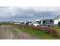 Wohnmobilstellplatz: Camping met op de achtergrond de duinen naar de Noordzee. - SVR Camping Mariahoeve