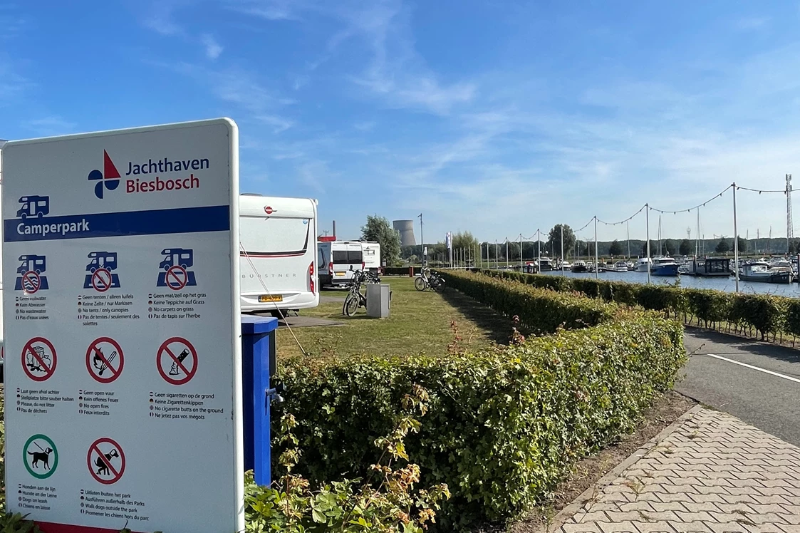 Wohnmobilstellplatz: Camperplaats Jachthaven Biesbosch