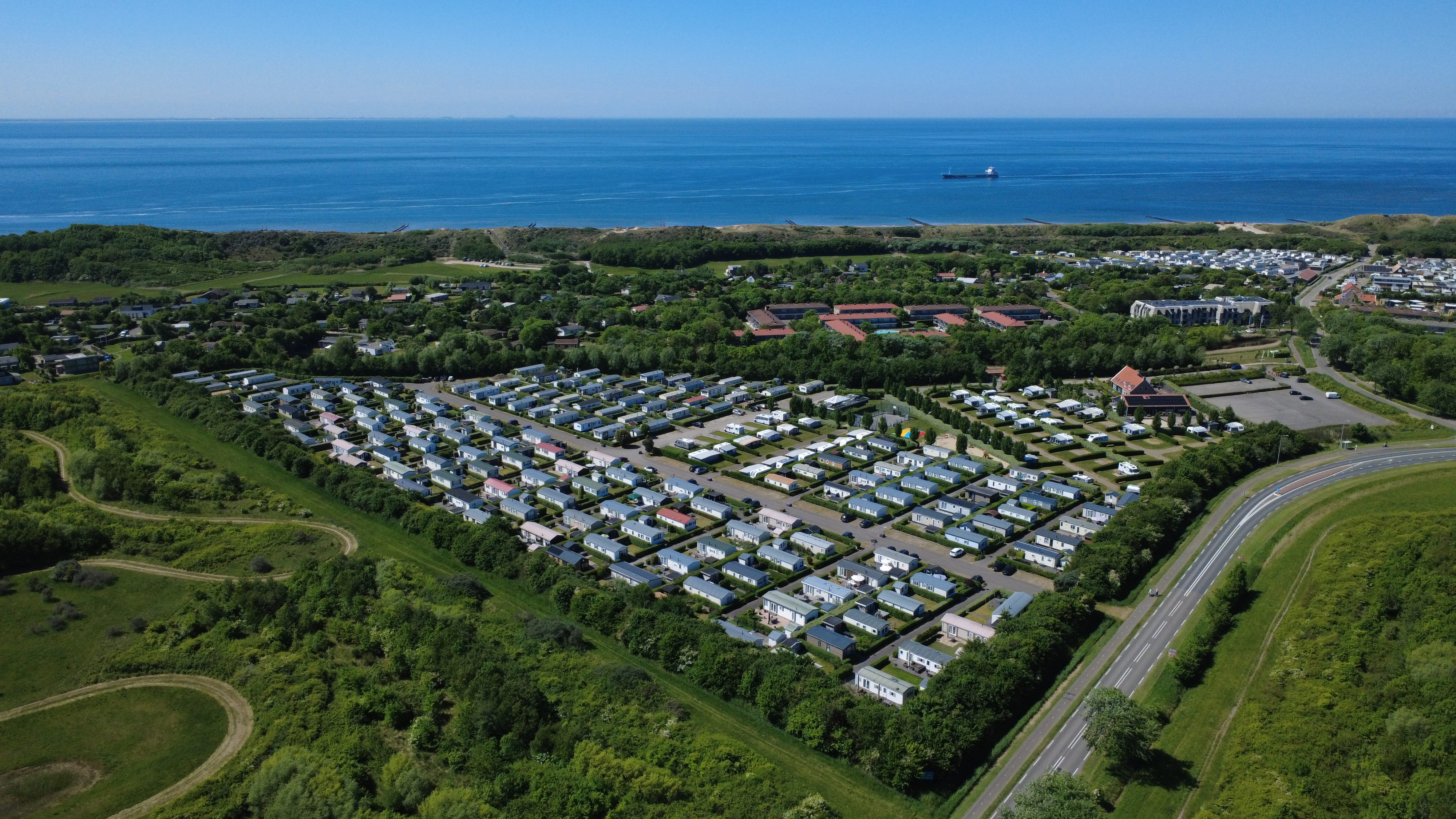 Reisemobilstellplatz - Hunde erlaubt: Hunde erlaubt - Breskens - plattegrond van de camping met op de achtergrond de zee. - Camping Het Hoge Licht