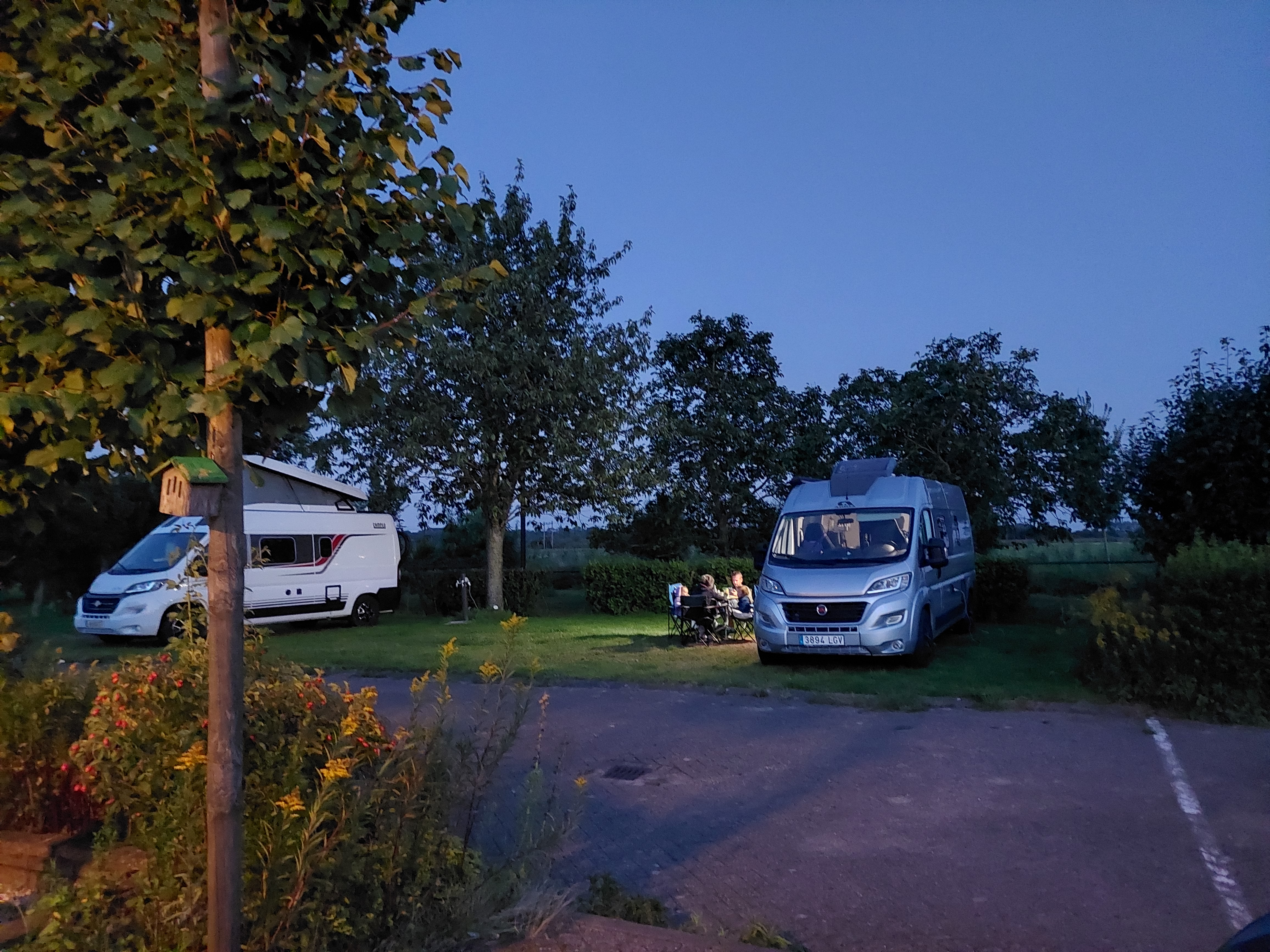 Wohnmobilstellplatz: Camperplaatsen camping avond - Boerderij Hazenveld