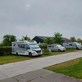 Wohnmobilstellplatz: Stellplätze auf dem Hof, nebenan die Campingplatz.
Zu reservieren ab 2 Nächte.

Last Minute? Ruf mal an, morgens ab 11 Uhr, vielleicht gibt es Platz? - Camping Boerderij Hazenveld