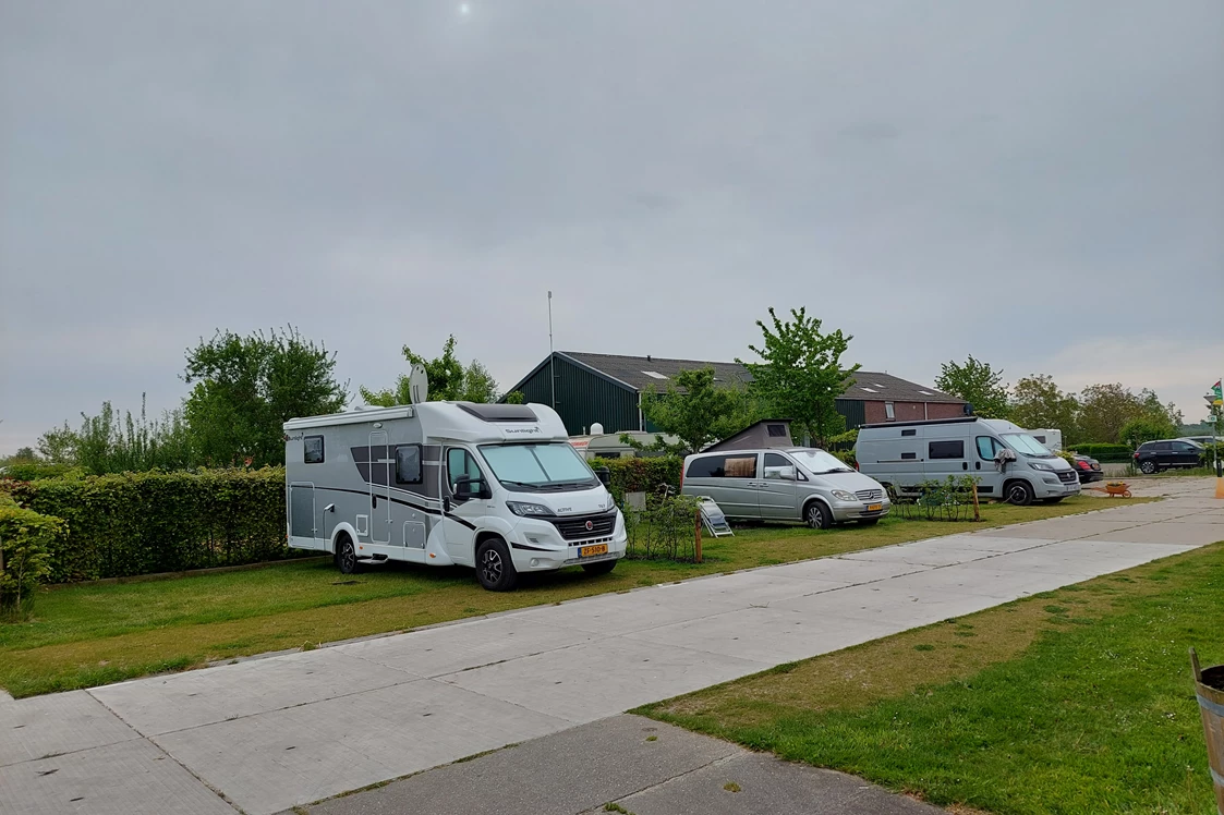 Wohnmobilstellplatz: Stellplätze auf dem Hof, nebenan die Campingplatz.
Zu reservieren ab 2 Nächte.

Last Minute? Ruf mal an, morgens ab 11 Uhr, vielleicht gibt es Platz? - Camping Boerderij Hazenveld