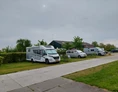 Wohnmobilstellplatz: Stellplätze auf dem Hof, nebenan die Campingplatz.
Zu reservieren ab 2 Nächte.

Last Minute? Ruf mal an, morgens ab 11 Uhr, vielleicht gibt es Platz? - Camping Boerderij Hazenveld