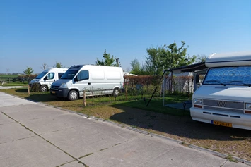 Wohnmobilstellplatz: Stellplätze auf dem Hof, nebenan die Campingplatz.
Zu reservieren ab 2 Nächte.

Last Minute? Ruf mal an, morgens ab 11 Uhr, vielleicht gibt es Platz? - Camping Boerderij Hazenveld