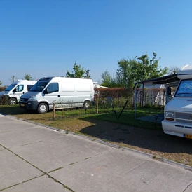 Wohnmobilstellplatz: Stellplätze auf dem Hof, nebenan die Campingplatz.
Zu reservieren ab 2 Nächte.

Last Minute? Ruf mal an, morgens ab 11 Uhr, vielleicht gibt es Platz? - Camping Boerderij Hazenveld