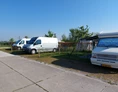 Wohnmobilstellplatz: Stellplätze auf dem Hof, nebenan die Campingplatz.
Zu reservieren ab 2 Nächte.

Last Minute? Ruf mal an, morgens ab 11 Uhr, vielleicht gibt es Platz? - Camping Boerderij Hazenveld