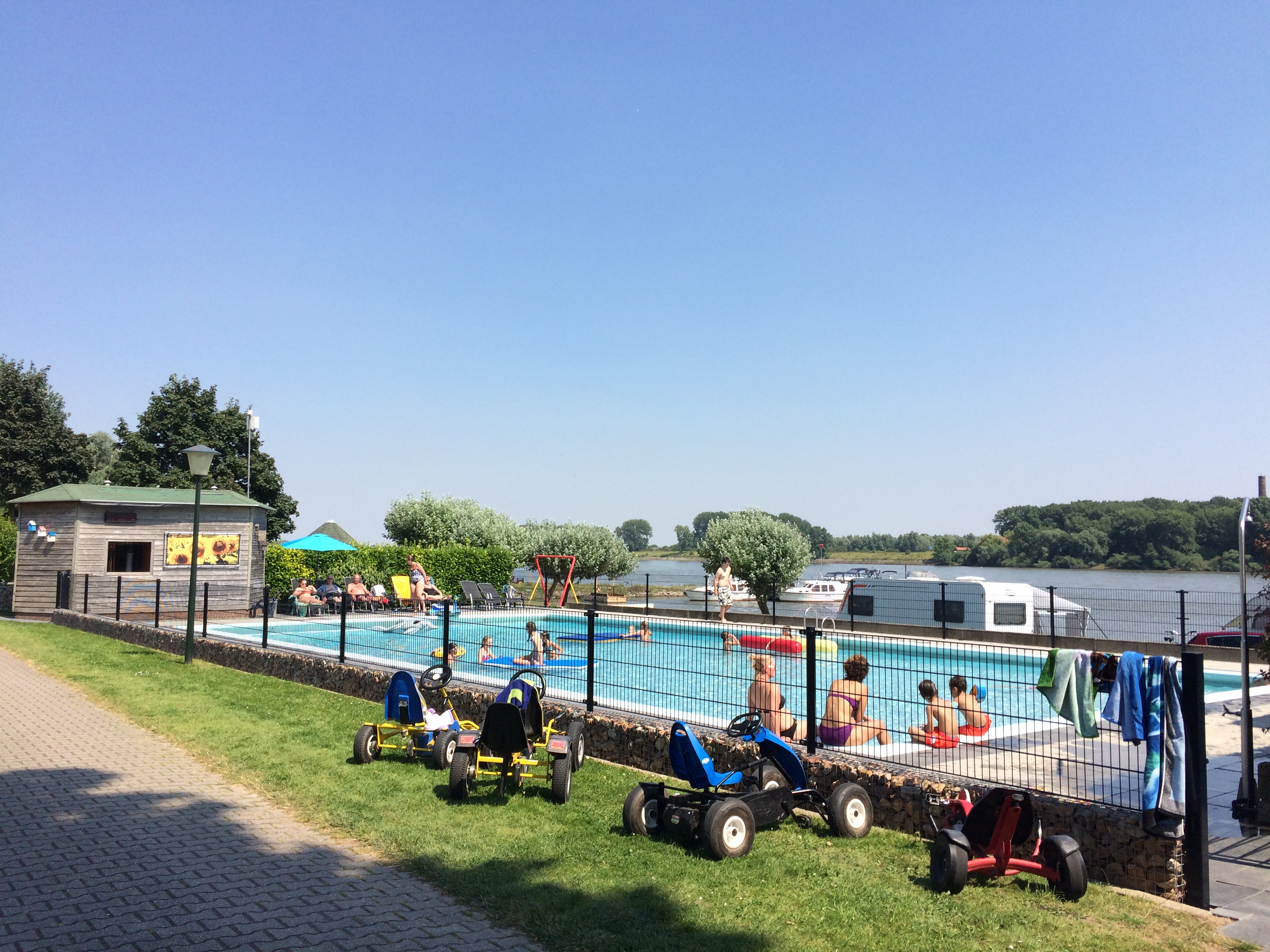 Reisemobilstellplatz: Zwembad - Camping Waalstrand