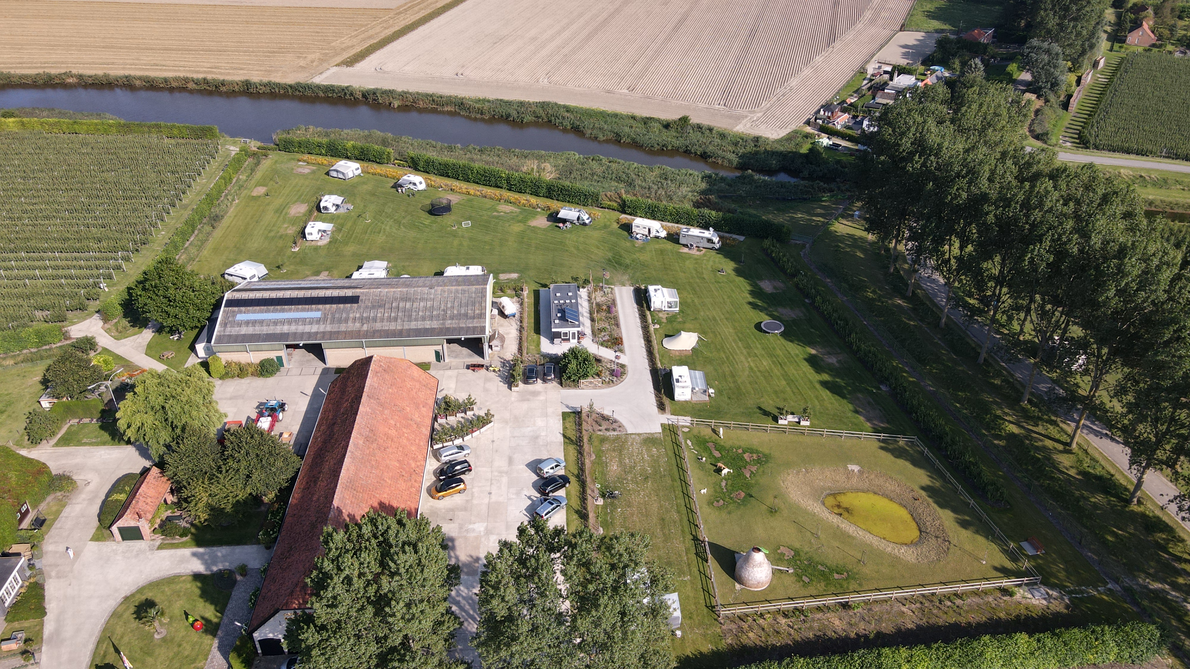 Reisemobilstellplatz - Knokke-Heist - Der gesamte Stellplatz aus der Vogelperspektive - Camping de Boskreek
