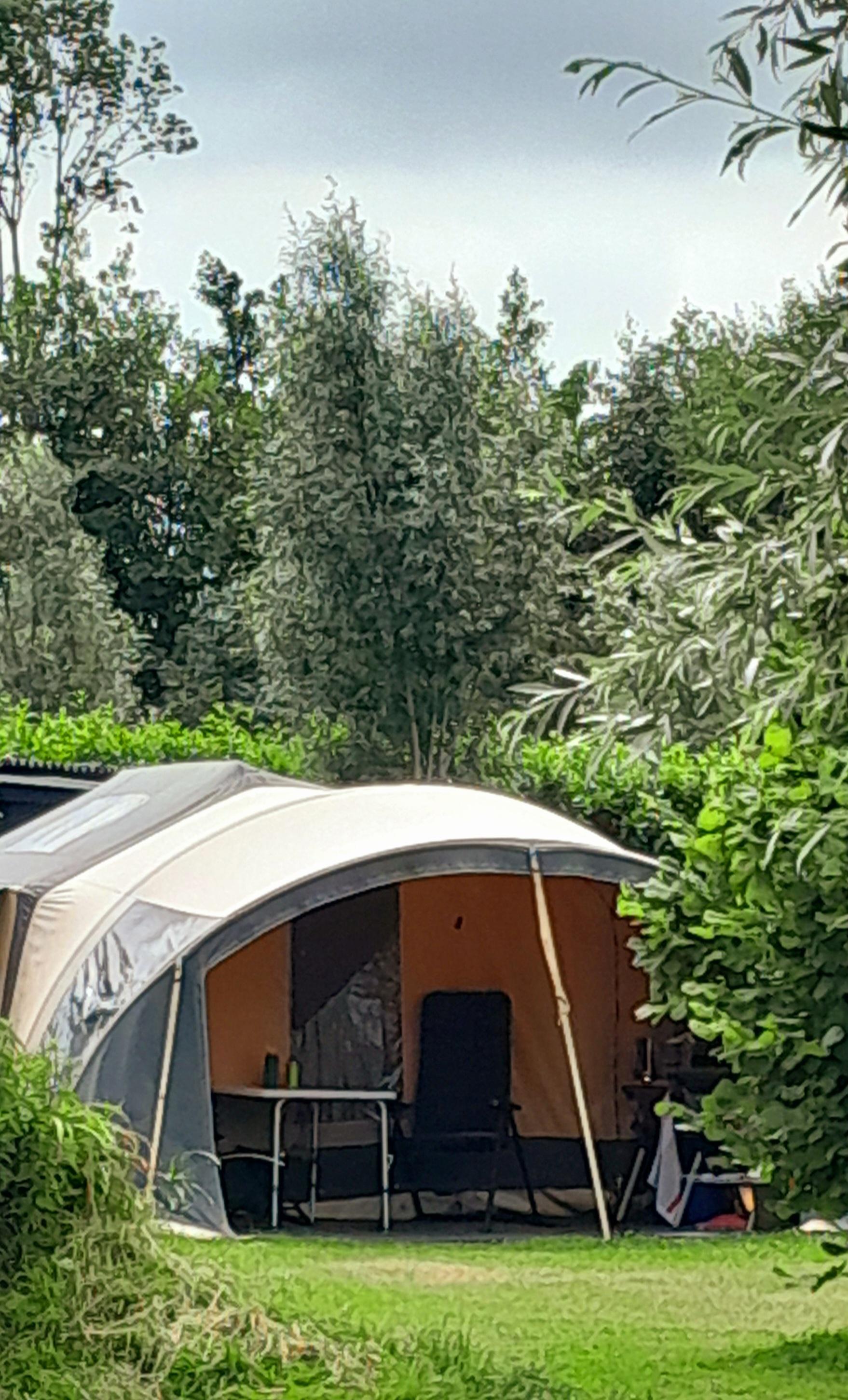 Reisemobilstellplatz: Genießen Sie die Aussicht auf den Campingplatz.
Überfliegende Störche, Rehe im Naturschutzgebiet fußläufig vom Campingplatz aus erreichbar
Es gibt auch einen überdachten Fahrradschuppen, Sie können auch Eis auf dem Campingplatz kaufen. Der Campingplatz ist autofrei, so dass wir die Ruhe auf dem Camp - SVR-Camping Pieters Farm