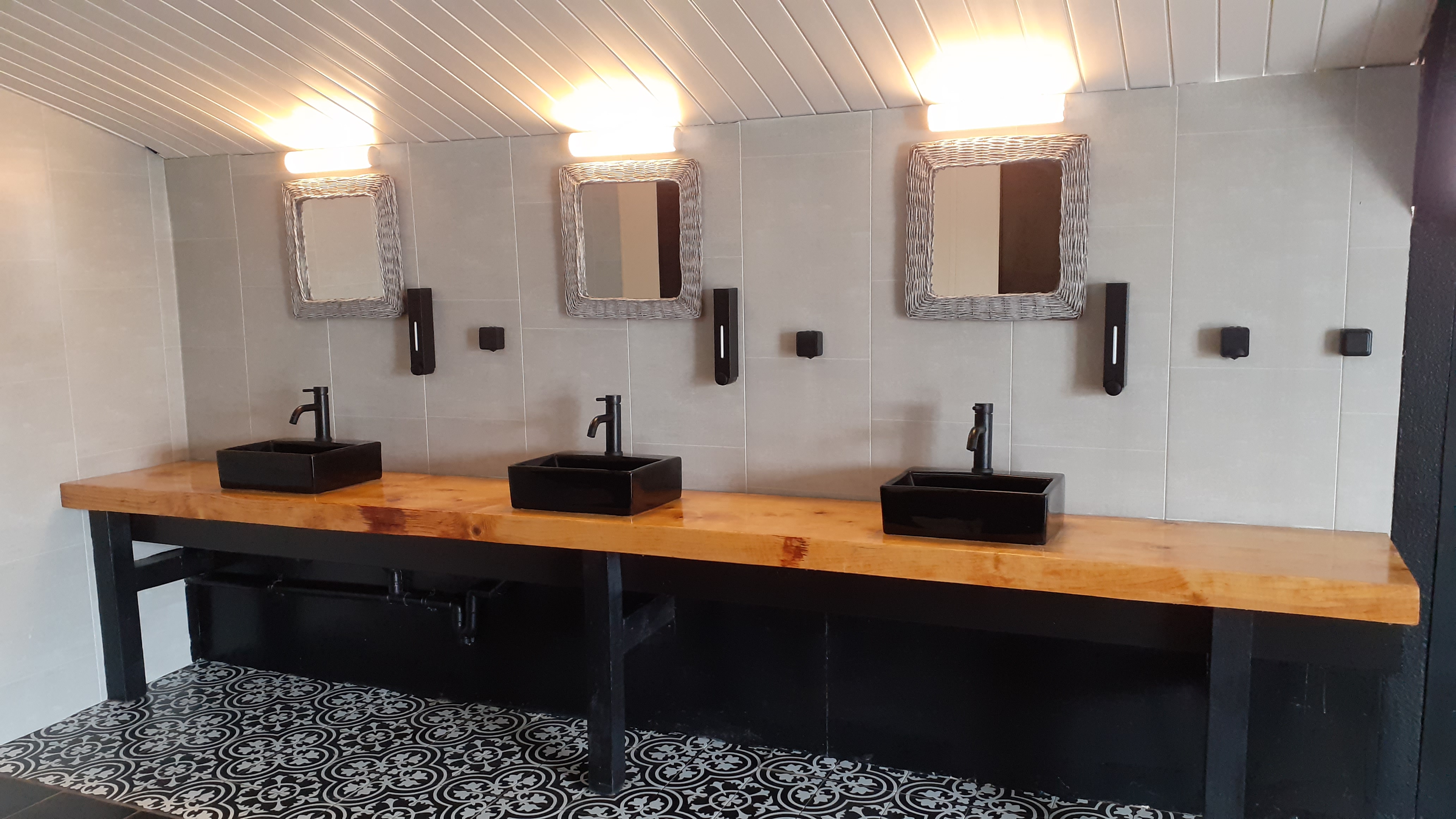 Reisemobilstellplatz: Der Sanitärraum mit kostenlosem Warmwasser
Kostenlose Toilettennutzung und Dusche, Handseife ist am Waschbecken erhältlich.  - SVR-Camping Pieters Farm