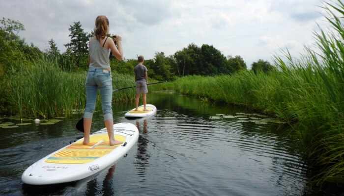 Reisemobilstellplatz: Beim Essen im Naturschutzgebiet holen wir die Sup-Boards ab und bringen sie zum Spot. - SVR-Camping Pieters Farm