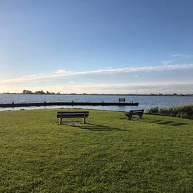 Wohnmobilstellplatz: Aussicht über die Oudegaaster Brekken vom Campingplatz - Camping De Bearshoeke