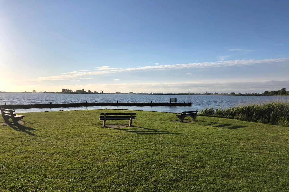 Wohnmobilstellplatz: Aussicht über die Oudegaaster Brekken vom Campingplatz - Camping De Bearshoeke