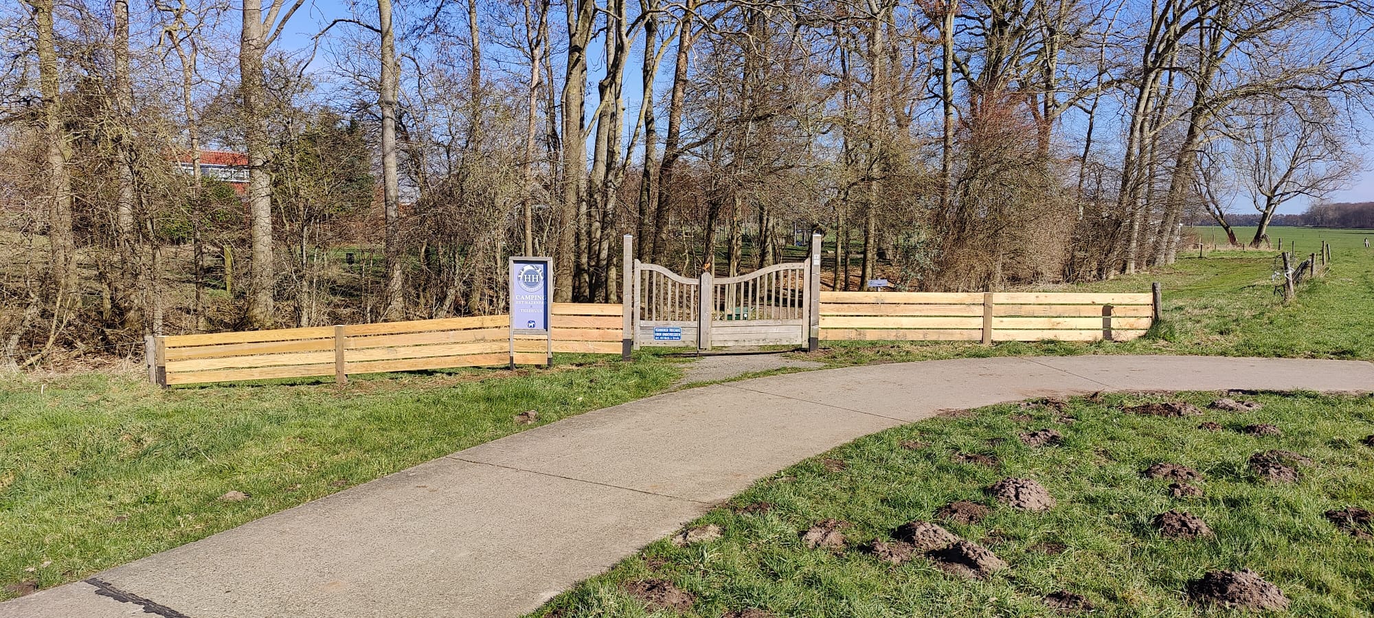 Wohnmobilstellplatz: Radweg auf der Rückseite des Campingplatzes - Camping Het Hazenpad