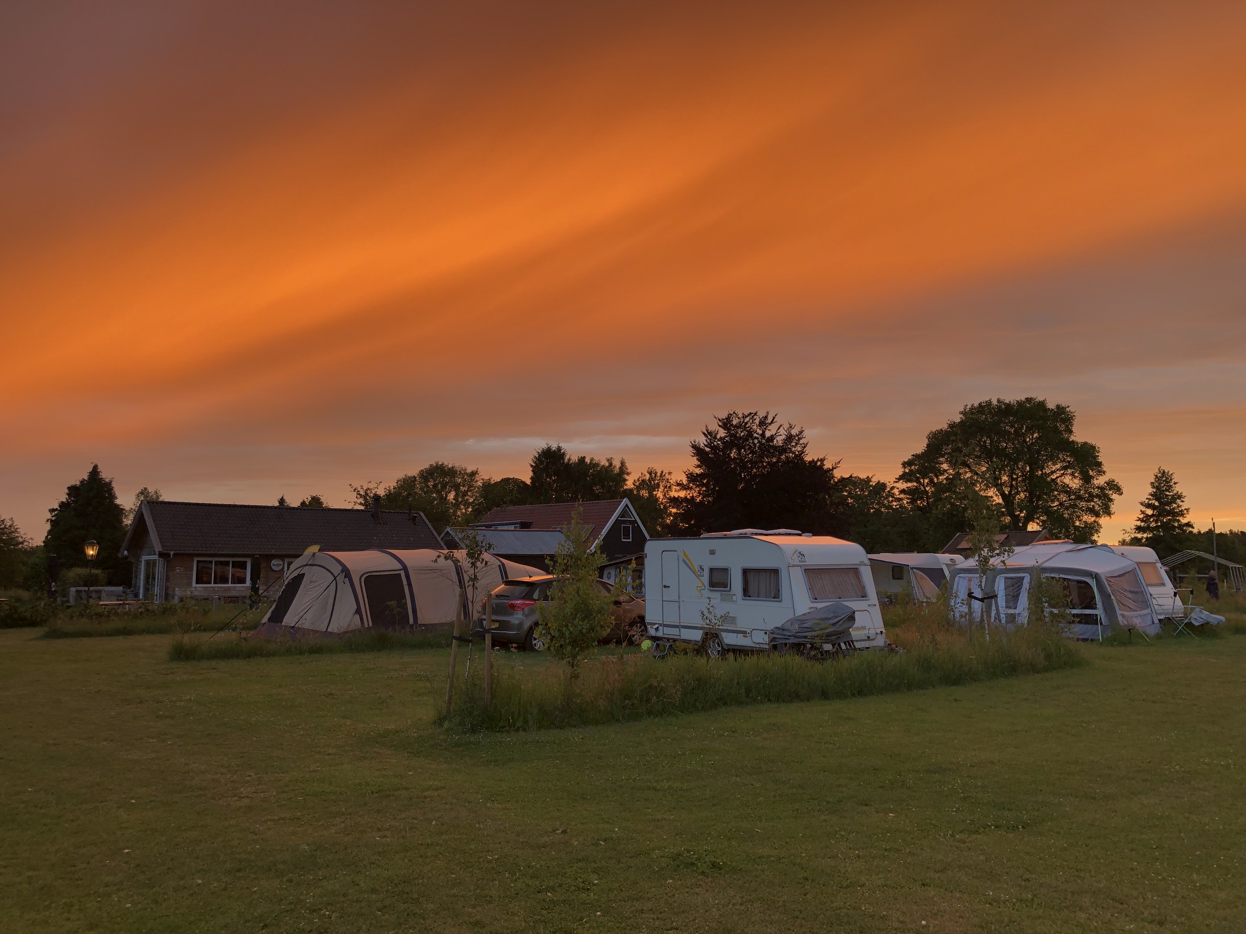Wohnmobilstellplatz: Bei Sonnenuntergang - Camping Het Hazenpad