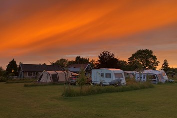 Wohnmobilstellplatz: Bei Sonnenuntergang - Camping Het Hazenpad