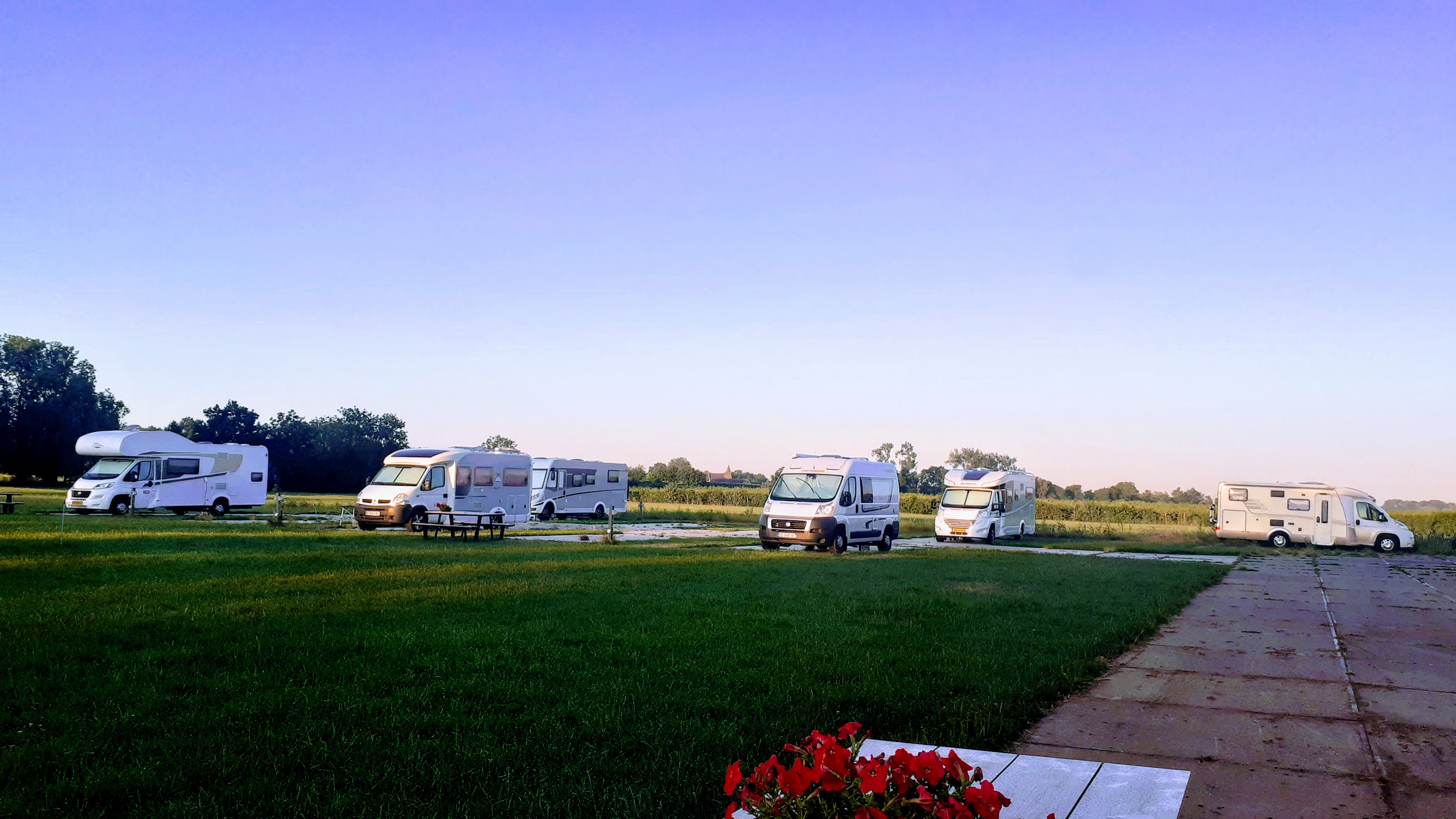 Wohnmobilstellplatz: Campererf Biezenhoeve 
verharde plaatsen - Campererf Biezenhoeve