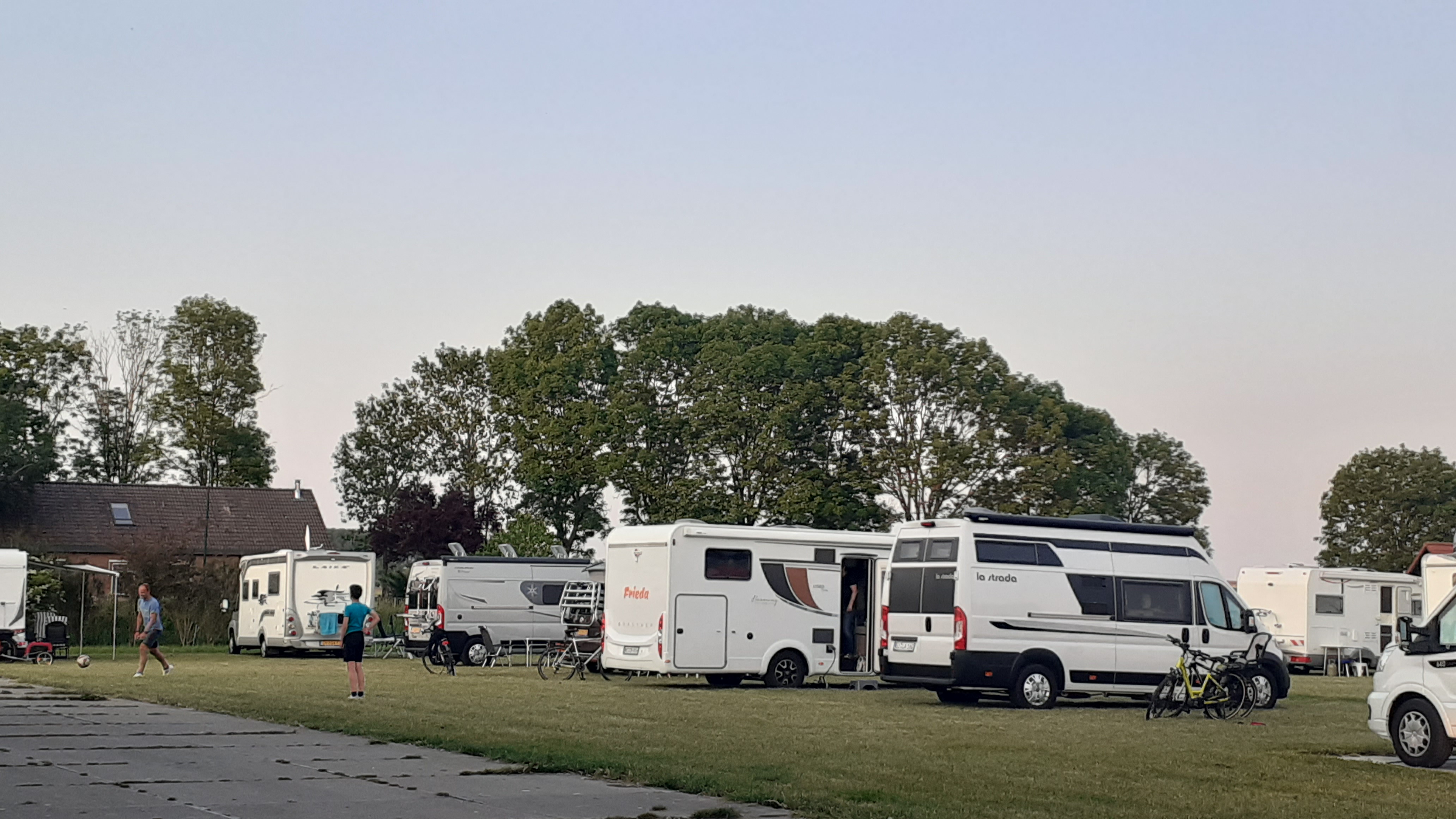 Wohnmobilstellplatz: Camperplaatsen op gras - Campererf Biezenhoeve