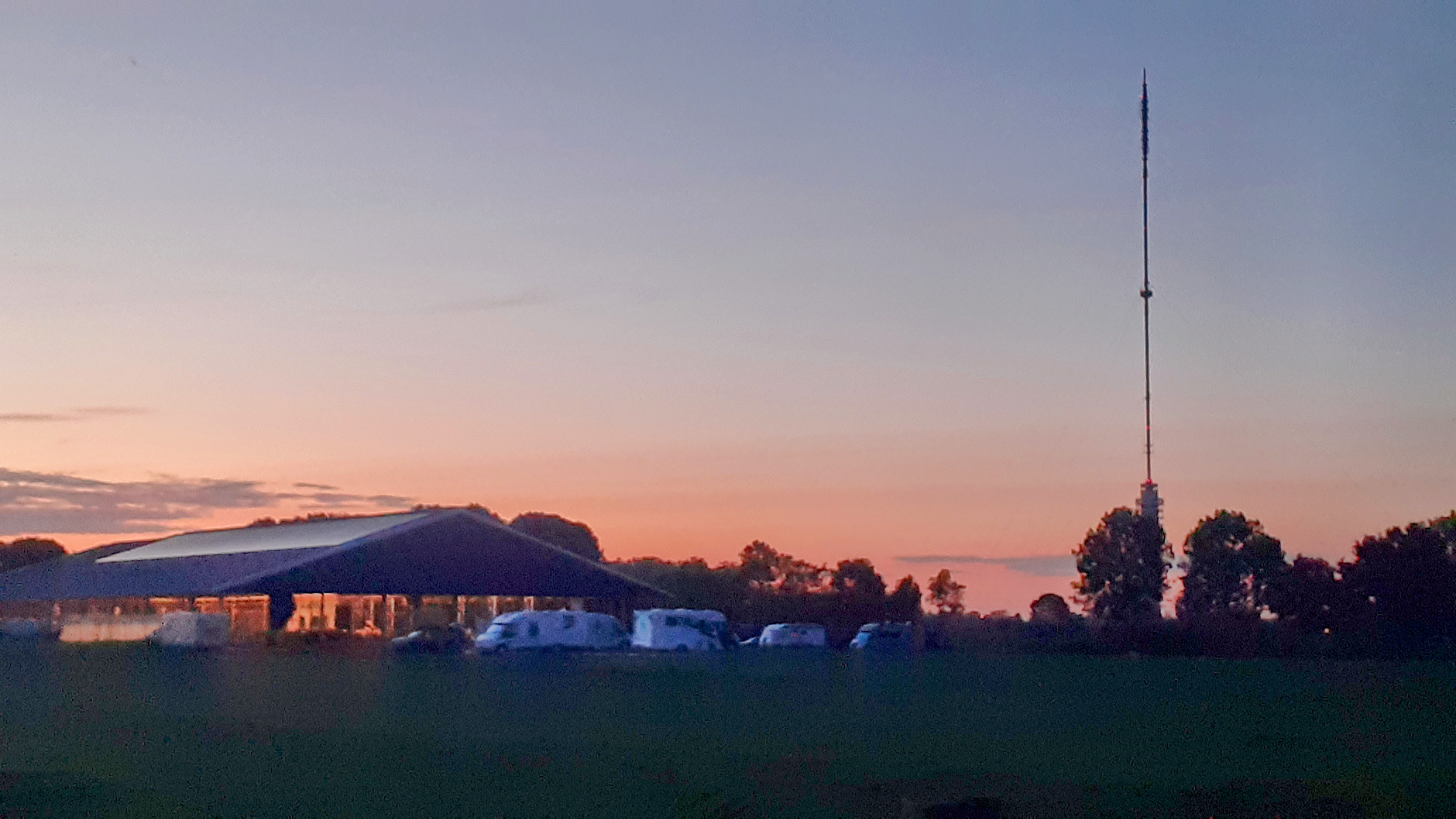 Wohnmobilstellplatz: Ondergaande zon op het campererf  - Campererf Biezenhoeve