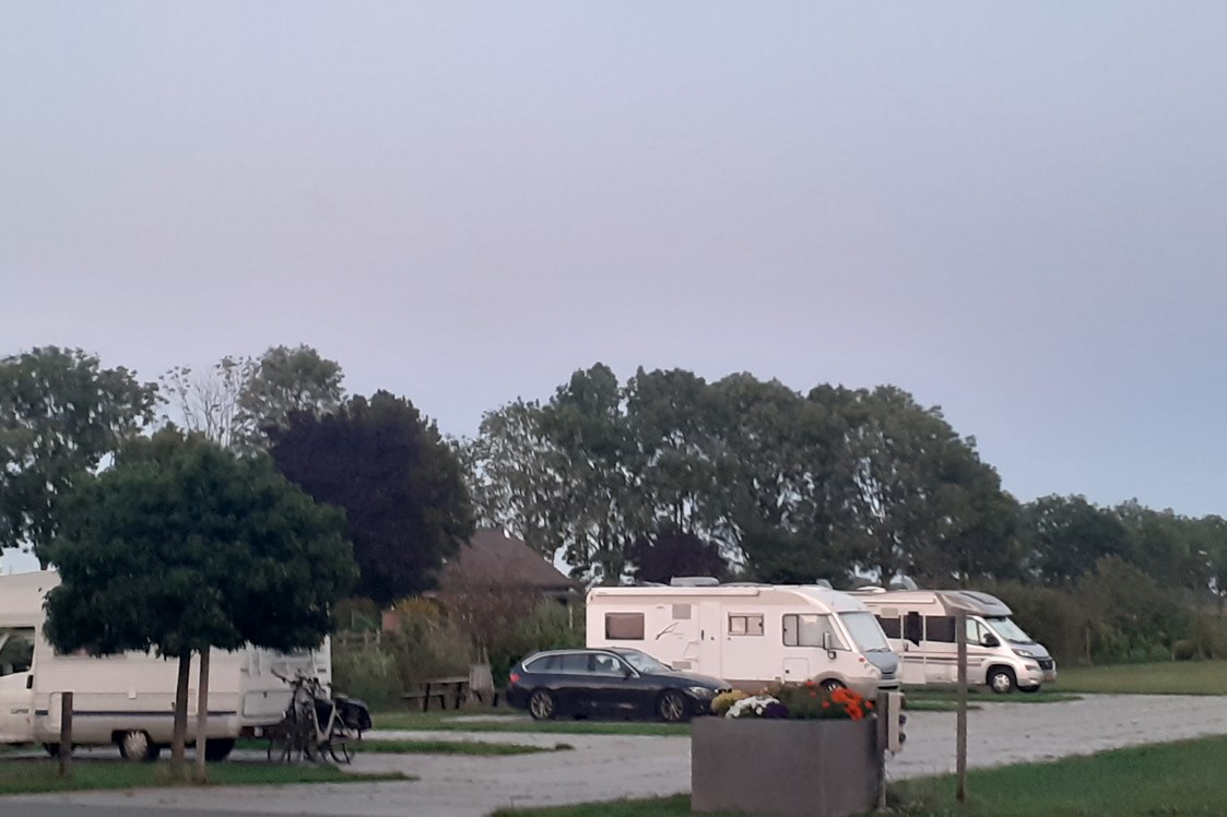 Wohnmobilstellplatz: Verharde plaatsen bij de ingang - Campererf Biezenhoeve