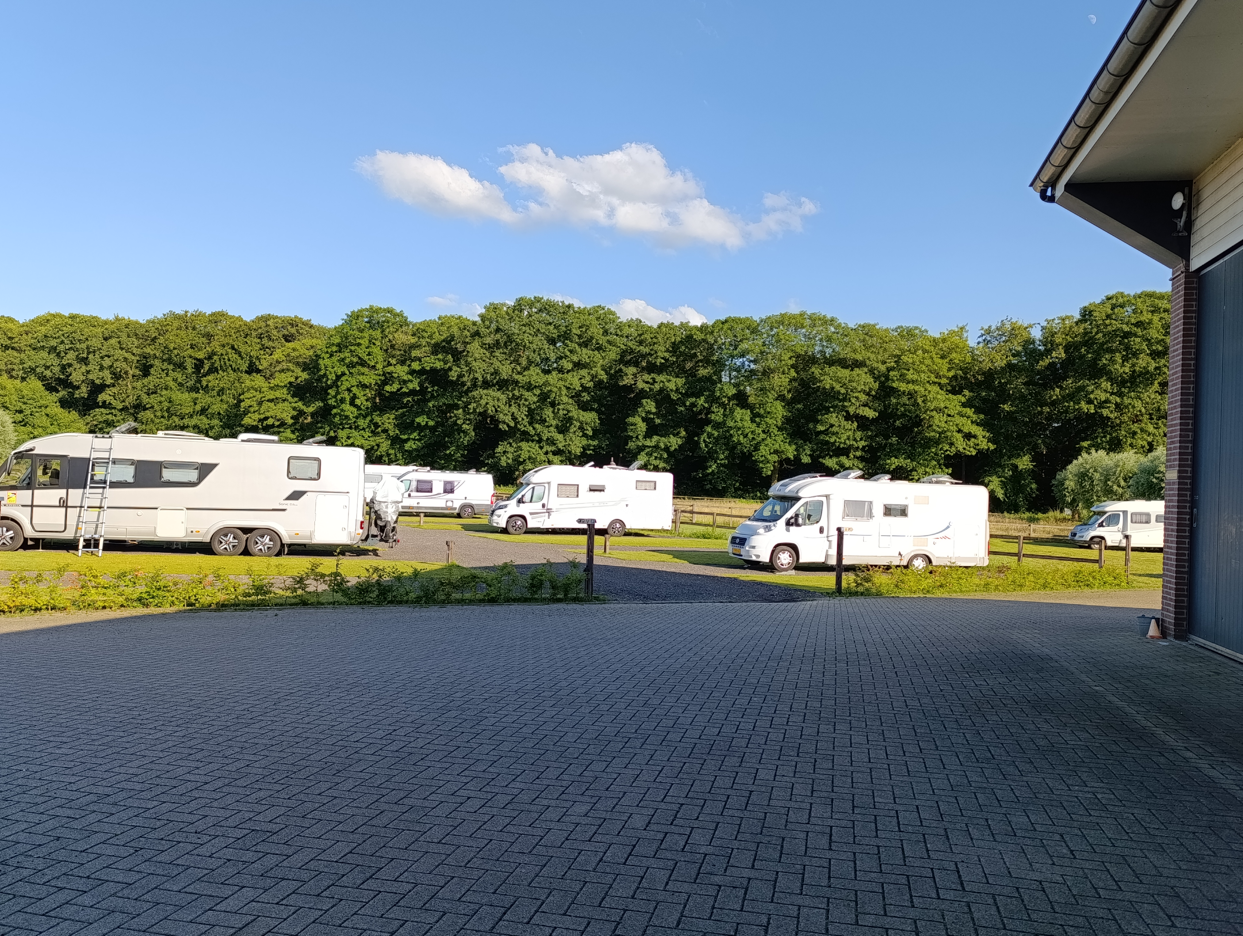 Wohnmobilstellplatz: nieuwe camperplaats (2024) met 16 verharde plekken, in totaal  25                                                                                                                                                                                                                                            - Recreatieoord Hippique