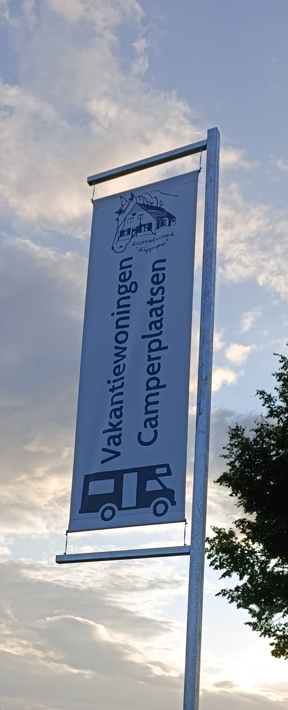 Wohnmobilstellplatz: Vlaggen bij de ingang - Recreatieoord Hippique