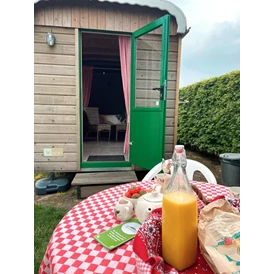 Wohnmobilstellplatz: Overnachtingen met ontbijt in de logeerwagen  - Minicamping de Heibloem