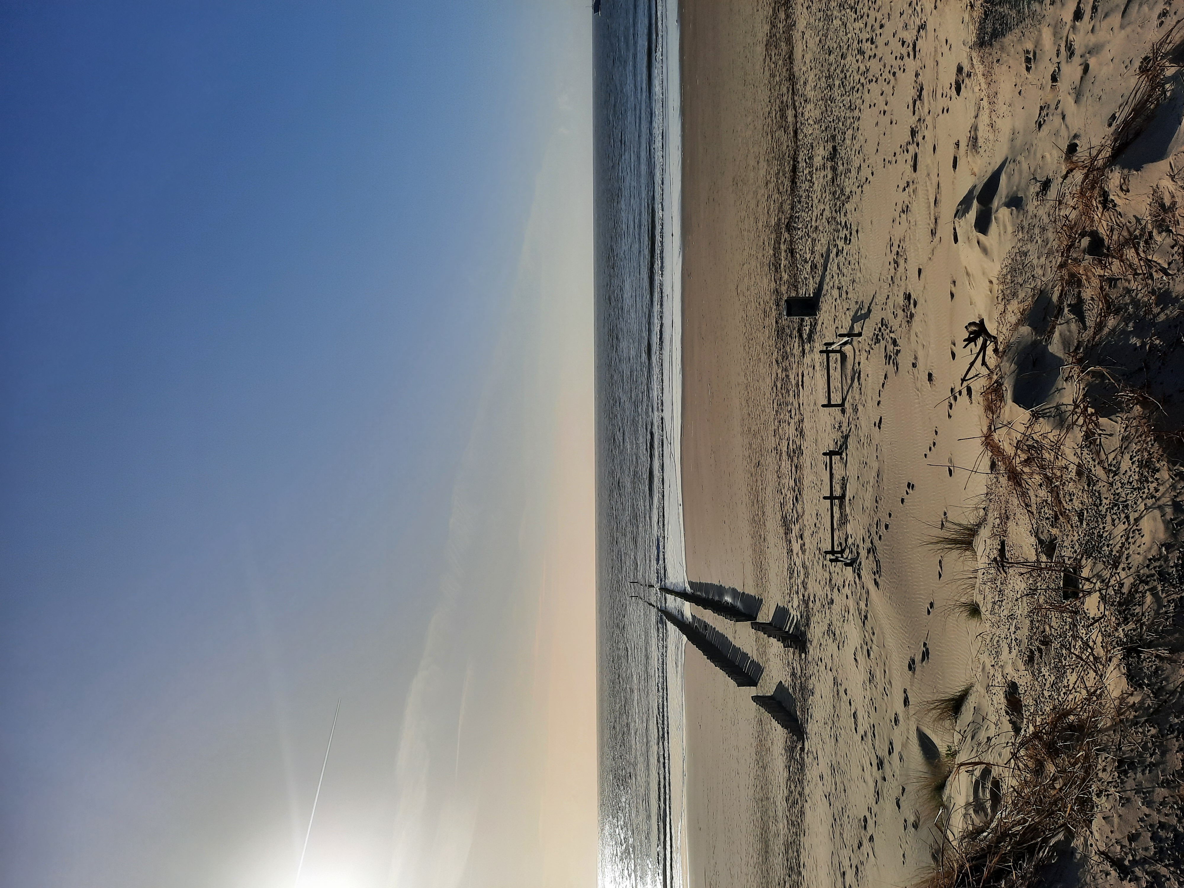 Wohnmobilstellplatz: Strand in Westkapelle met kenmerkende paalhoofden - Minicamping am Leuchtturm