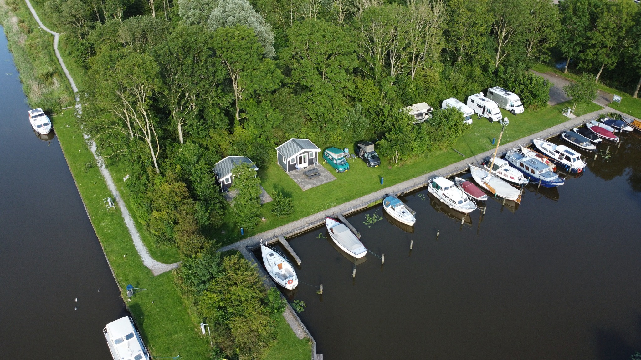 Wohnmobilstellplatz: Minicamping en Recreatiehaven it Kattegat – Ried