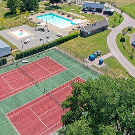 Wohnmobilstellplatz: Schwimmbad und Tennisplätze. - Park Drentheland, Camping