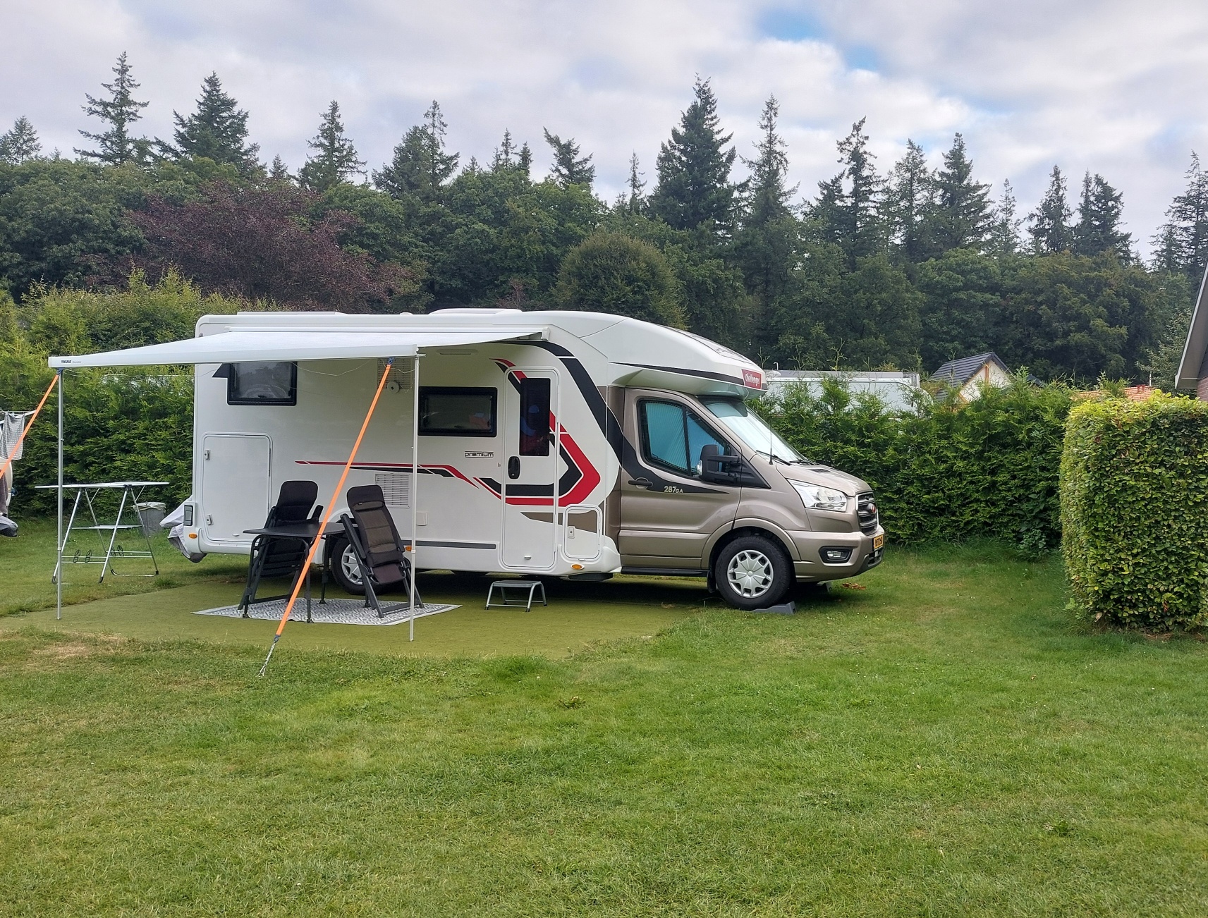Reisemobilstellplatz: Perfekter Wohnmobilstellplatz mit befestigten Flächen und Kunstrasen. Also kein Schlamm oder schmutzige Schuhe! - Camping De Rusthoeve