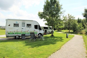 Wohnmobilstellplatz: 6 verharde camperplaatsen met grasstrook er is ook de mogelijkheid om op de camping te staan. - Camperplaats bij Camping De Stal